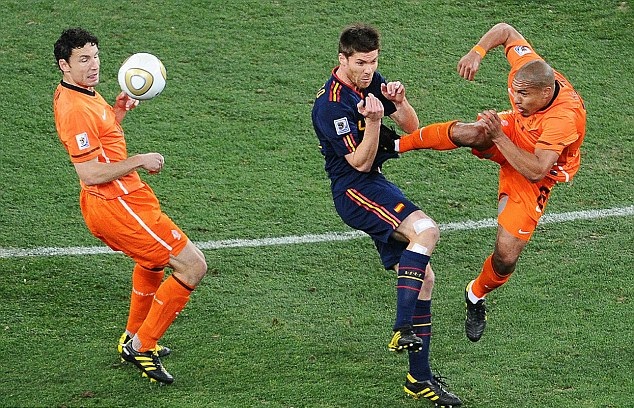 Tung đ&ograve;n giống De Jong, Ho&agrave;ng Vũ Samson bị Ban kỷ luật VFF 'tu&yacute;t c&ograve;i' - Ảnh 1