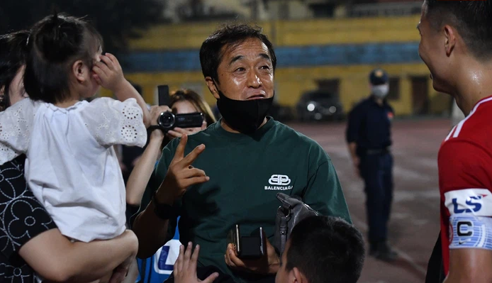 Con g&aacute;i B&ugrave;i Tiến Dũng 'bơ' cả bố v&agrave; trợ l&yacute; Lee Young-jin - Ảnh 1