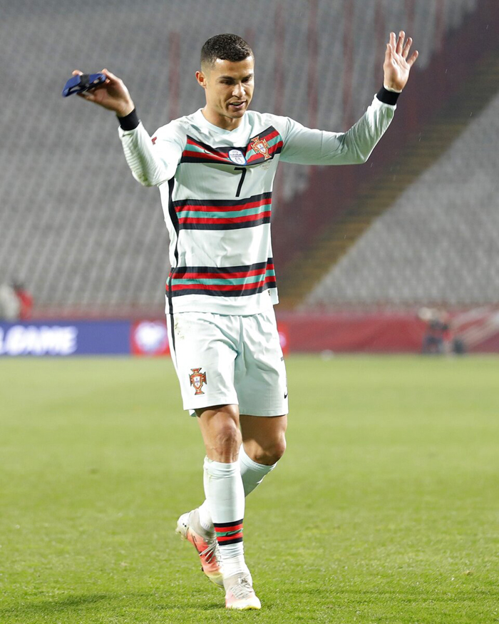 Đ&ocirc;i gi&agrave;y ngăn Ronaldo ghi b&agrave;n cũng được b&aacute;n đấu gi&aacute; - Ảnh 1