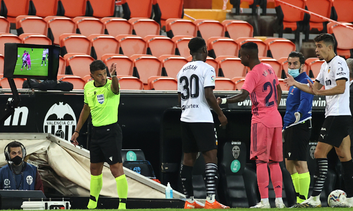 Trọng t&agrave;i bắt ch&iacute;nh Real Madrid vs Barcelona: Gil Manzano thay Mateu Lahoz - Ảnh 1