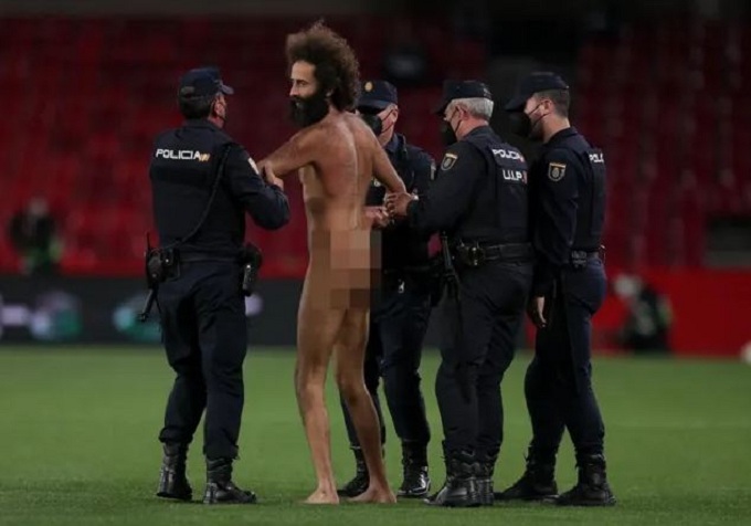 Tiết lộ c&aacute;ch CĐV khỏa th&acirc;n lọt v&agrave;o s&acirc;n trận Granada vs MU - Ảnh 1