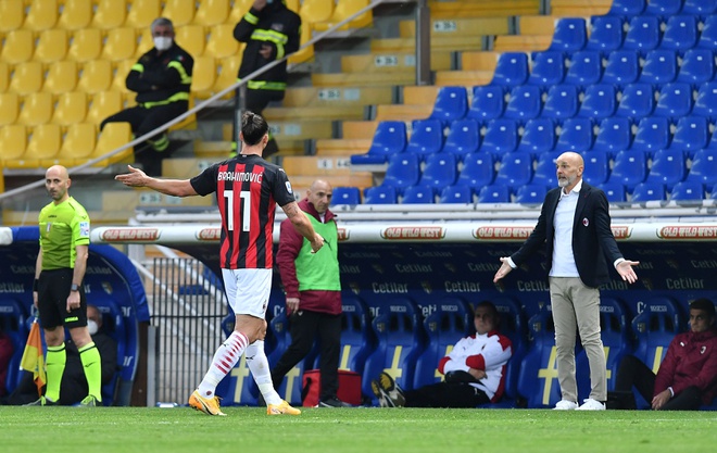 Ibrahimovic d&iacute;nh thẻ đỏ v&igrave; x&uacute;c phạm trọng t&agrave;i - Ảnh 1