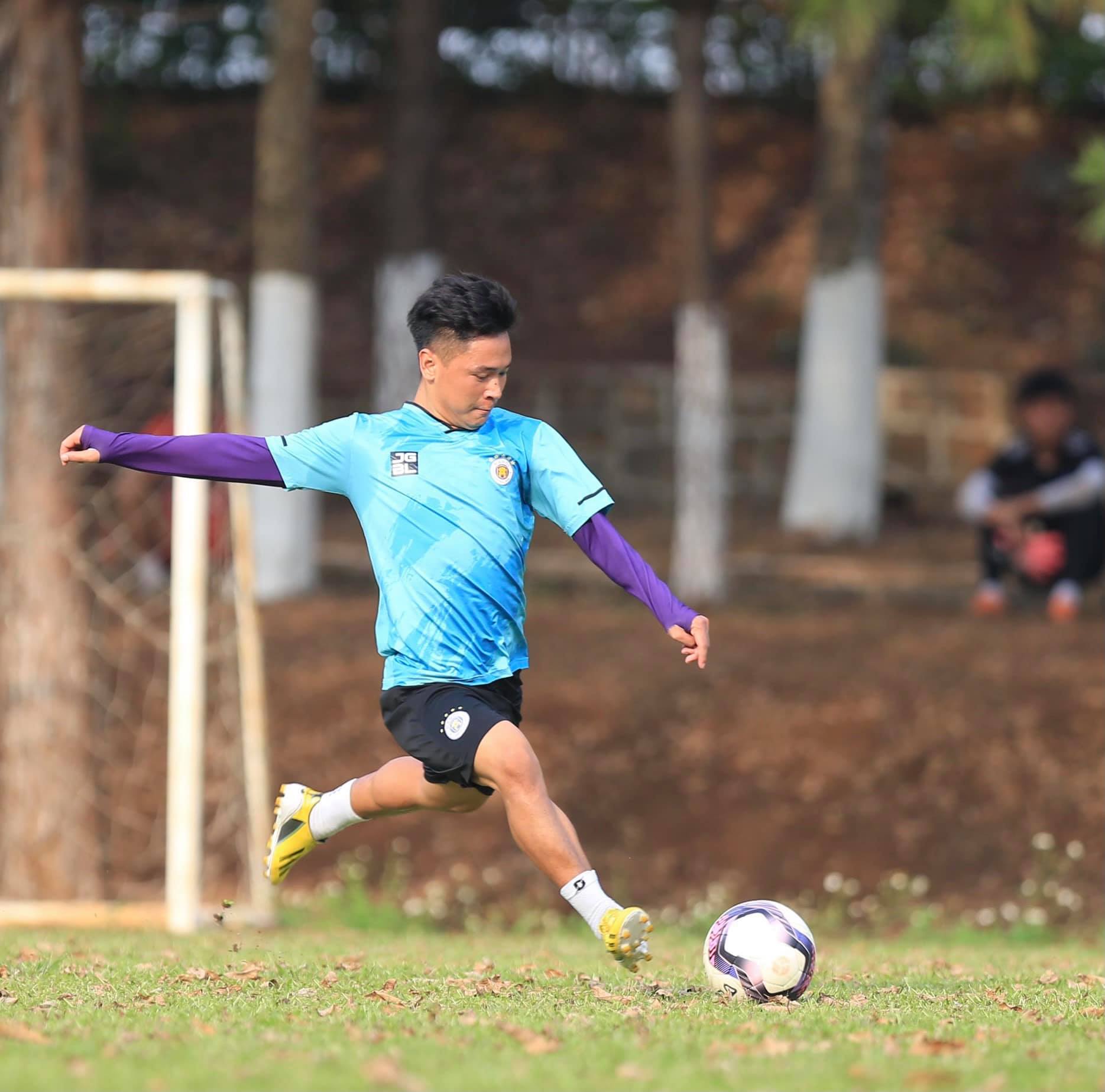 HLV Park Choong-kyun theo đội H&agrave; Nội đến s&acirc;n tập của HAGL - Ảnh 1