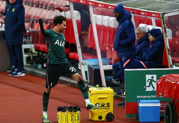 Mourinho l&agrave;m g&igrave; trong những giờ cuối c&ugrave;ng c&ograve;n đương chức ở Tottenham - Ảnh 2
