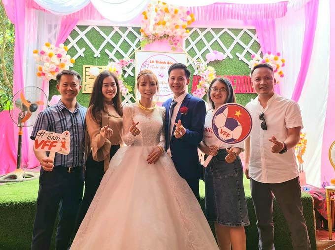 Tuyển thủ b&oacute;ng đ&aacute; nữ Việt Nam l&ecirc;n xe hoa về nh&agrave; chồng - Ảnh 1