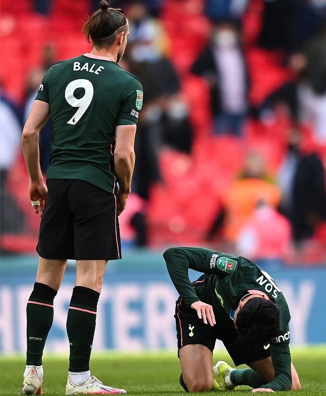 Ch&ugrave;m ảnh: Cầu thủ Man City 'dỗ d&agrave;nh' Son Heung-min - Ảnh 2