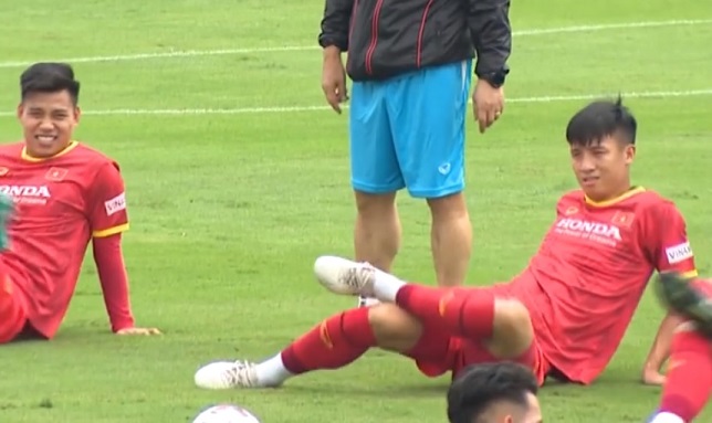 B&ugrave;i Tiến Dũng hờn dỗi v&igrave; bị thầy Park chia cắt với Đ&igrave;nh Trọng - Ảnh 1