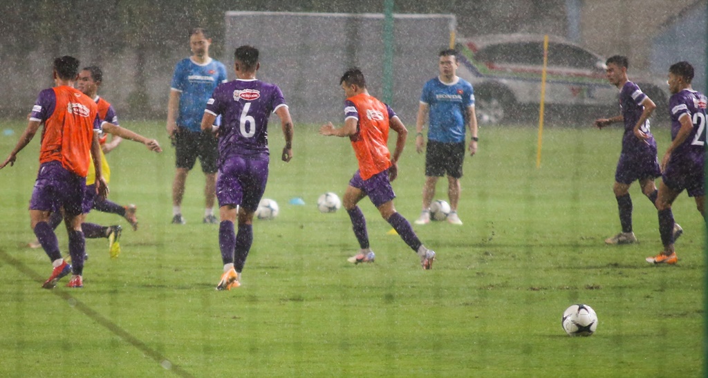 Sao trẻ H&agrave; Nội được thầy Park cho thử 'cảm gi&aacute;c lạ' - Ảnh 1