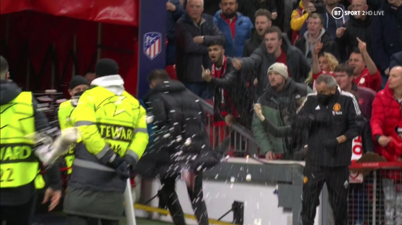 Bản tin tối 29/4: UEFA trừng phạt Man United; Wolves h&eacute;t gi&aacute; Neves 100 củ - Ảnh 3