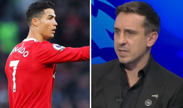 Neville ủng hộ MU tống cổ Ronaldo - Ảnh 1
