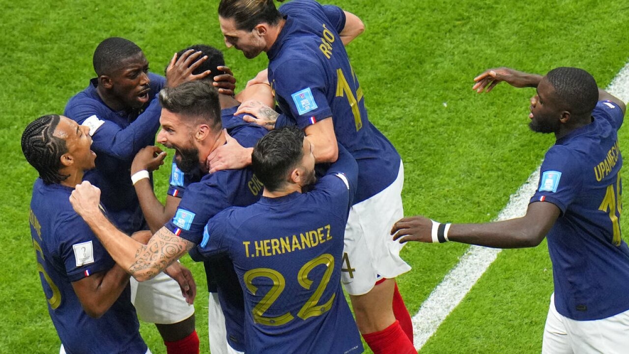 HLV Deschamps thừa nhận Ph&aacute;p thắng may trước tuyển Anh - Ảnh 1