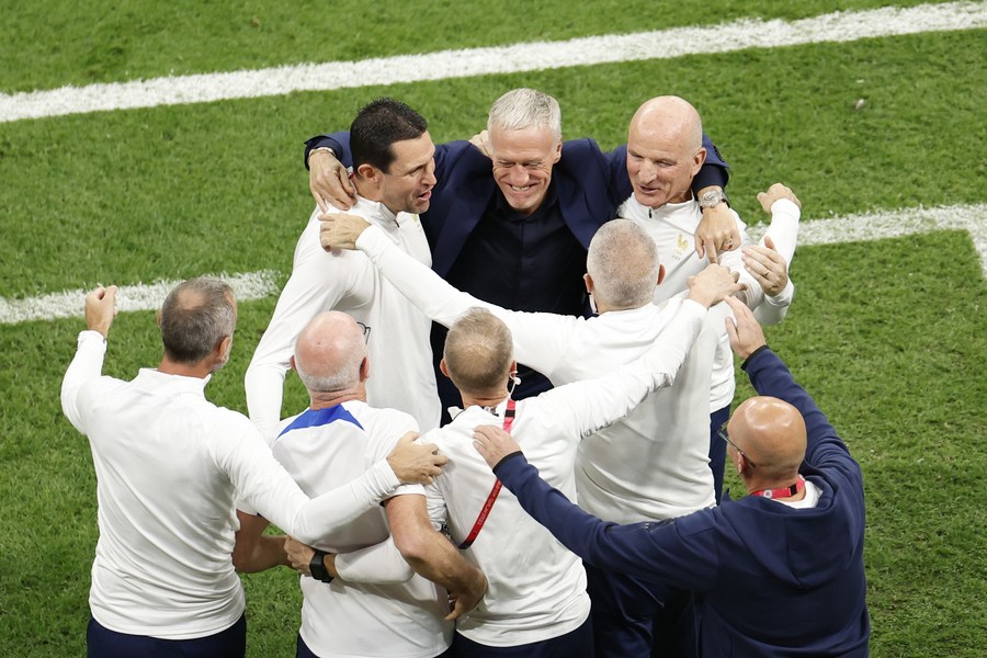 HLV Deschamps đi v&agrave;o lịch sử World Cup c&ugrave;ng tuyển Ph&aacute;p - Ảnh 2