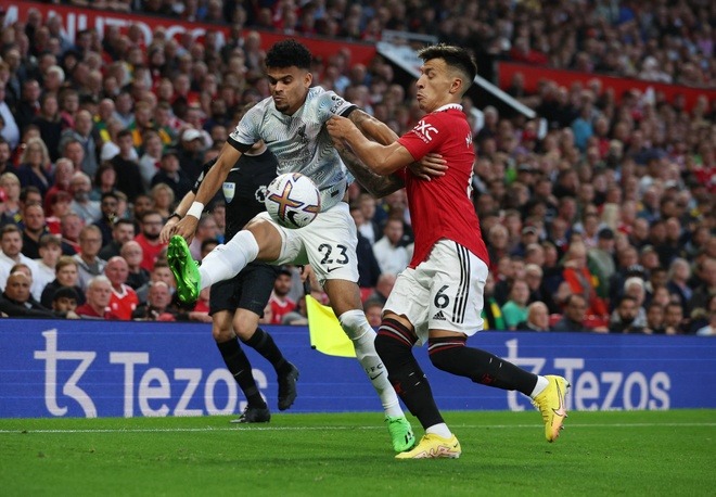 Rio Ferdinand nhận sai khi đ&aacute;nh gi&aacute; thấp Lisandro Martinez - Ảnh 2