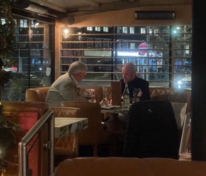 HLV Erik ten Hag tiết lộ nội dung cuộc tr&ograve; chuyện với Sir Alex - Ảnh 1