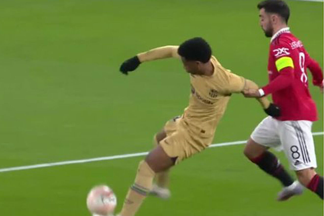 Bị huyền thoại ch&acirc;m chọc quả penalty, Bruno Fernandes n&oacute;i g&igrave;? - Ảnh 3