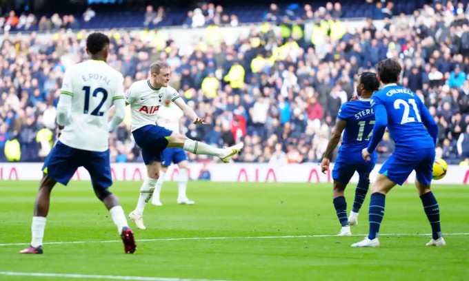 Ma cũ cạch mặt ma mới, ph&ograve;ng thay đồ Chelsea như một mớ hỗn loạn - Ảnh 2