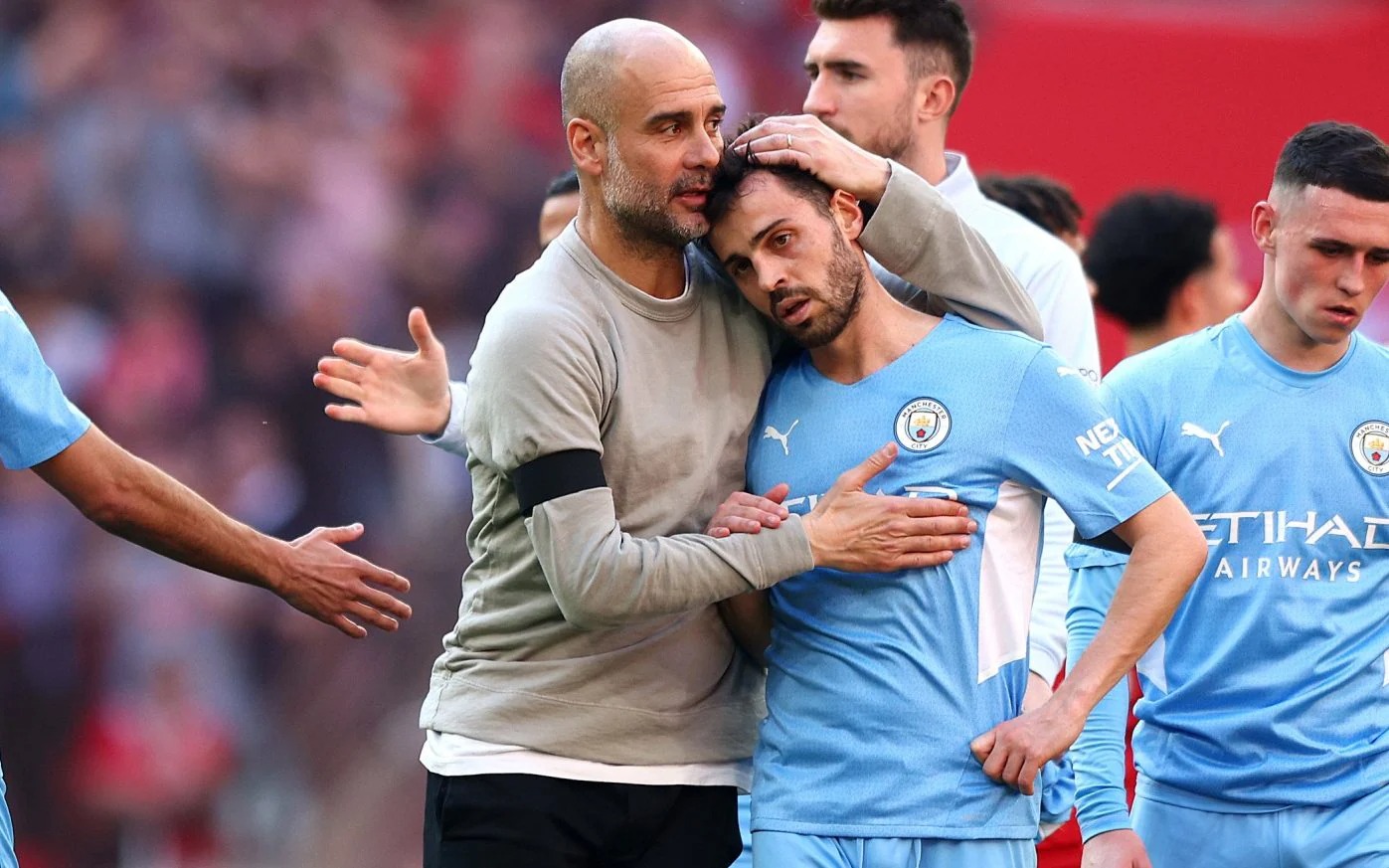 Cựu HLV Gary Neville chê cách huấn luyện của Pep Guardiola - Ảnh 1
