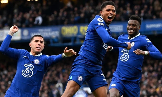 &Ocirc;ng chủ Chelsea đưa ra 