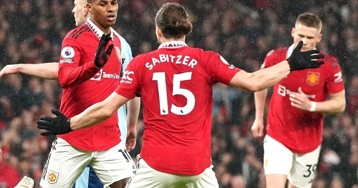 Sabitzer ngả mũ th&aacute;n phục 3 cầu thủ của Man United - Ảnh 3