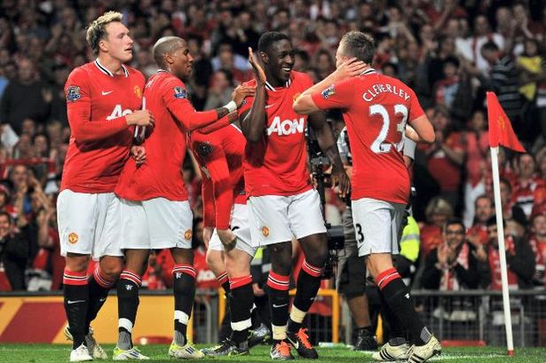 5 lần 'đ&aacute;nh rơi' ng&ocirc;i v&ocirc; địch đ&aacute;ng tiếc nhất trong lịch sử Premier League - Ảnh 4