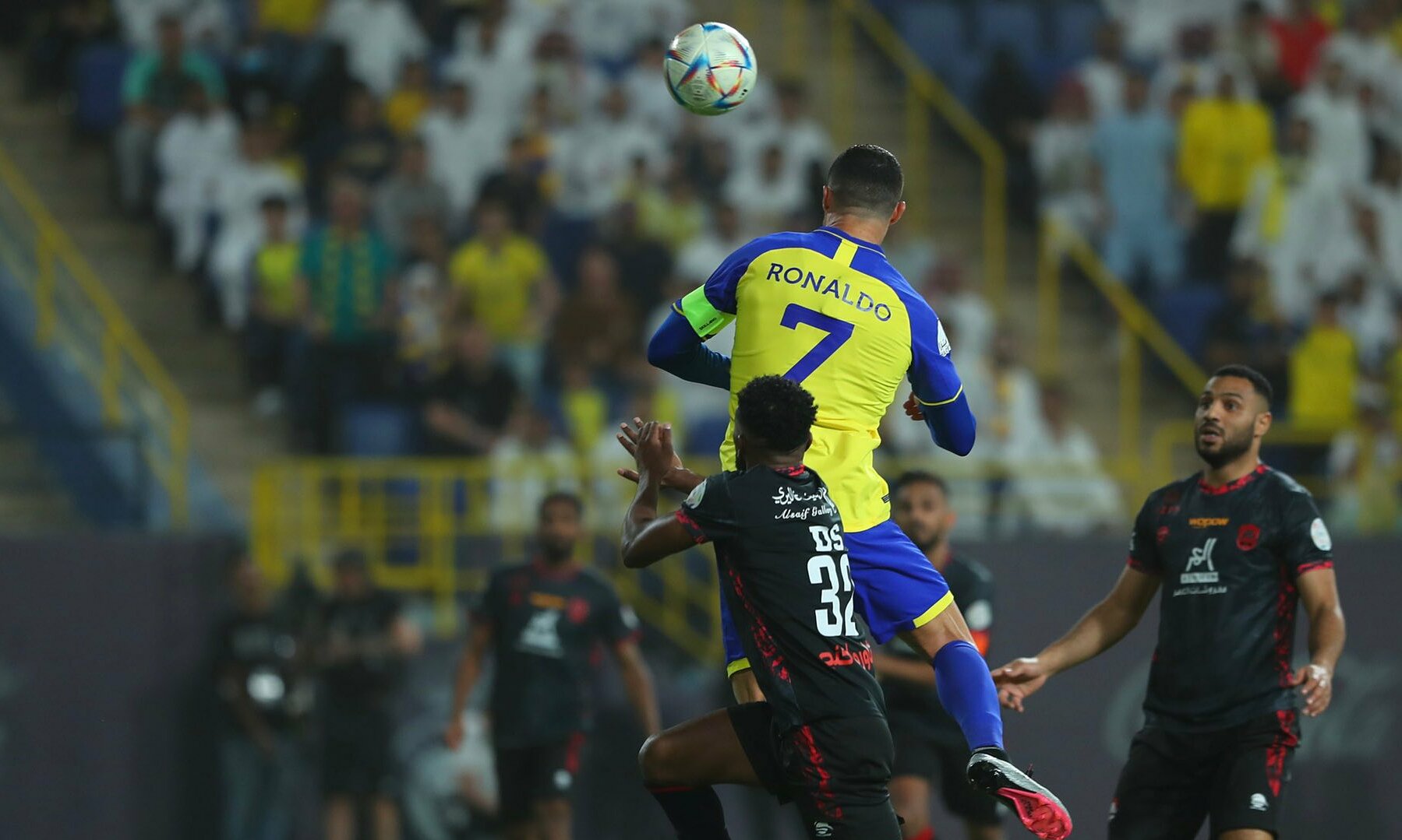 Bản tin s&aacute;ng 29/4: Real nhận tin 's&eacute;t đ&aacute;nh'; Ronaldo nối d&agrave;i kỷ lục ấn tượng - Ảnh 1