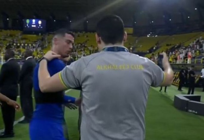 Ronaldo lại c&oacute; h&agrave;nh động đ&aacute;ng xấu hổ khiến CĐV ng&aacute;n ngẩm - Ảnh 1