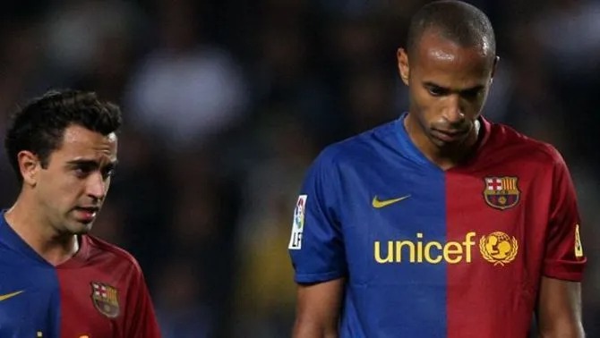 Tiền đạo huyền thoại từng bị Xavi dằn mặt khi ch&acirc;n ướt ch&acirc;n r&aacute;o tới Barca - Ảnh 1
