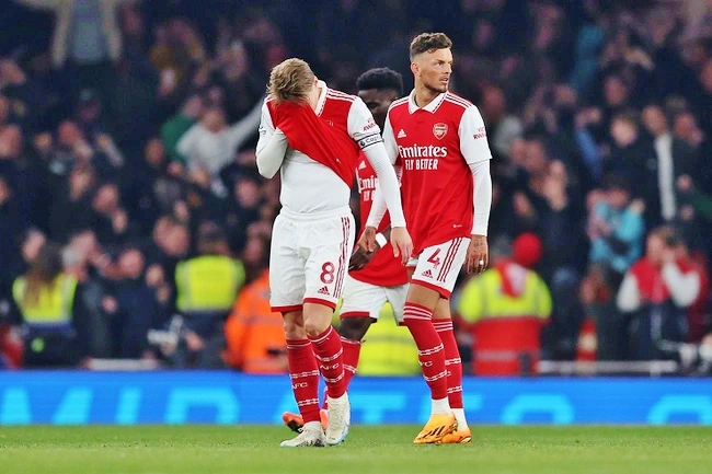 Gary Neville chỉ ra 7 sai lầm khiến Arsenal tuột mất chức v&ocirc; địch - Ảnh 1