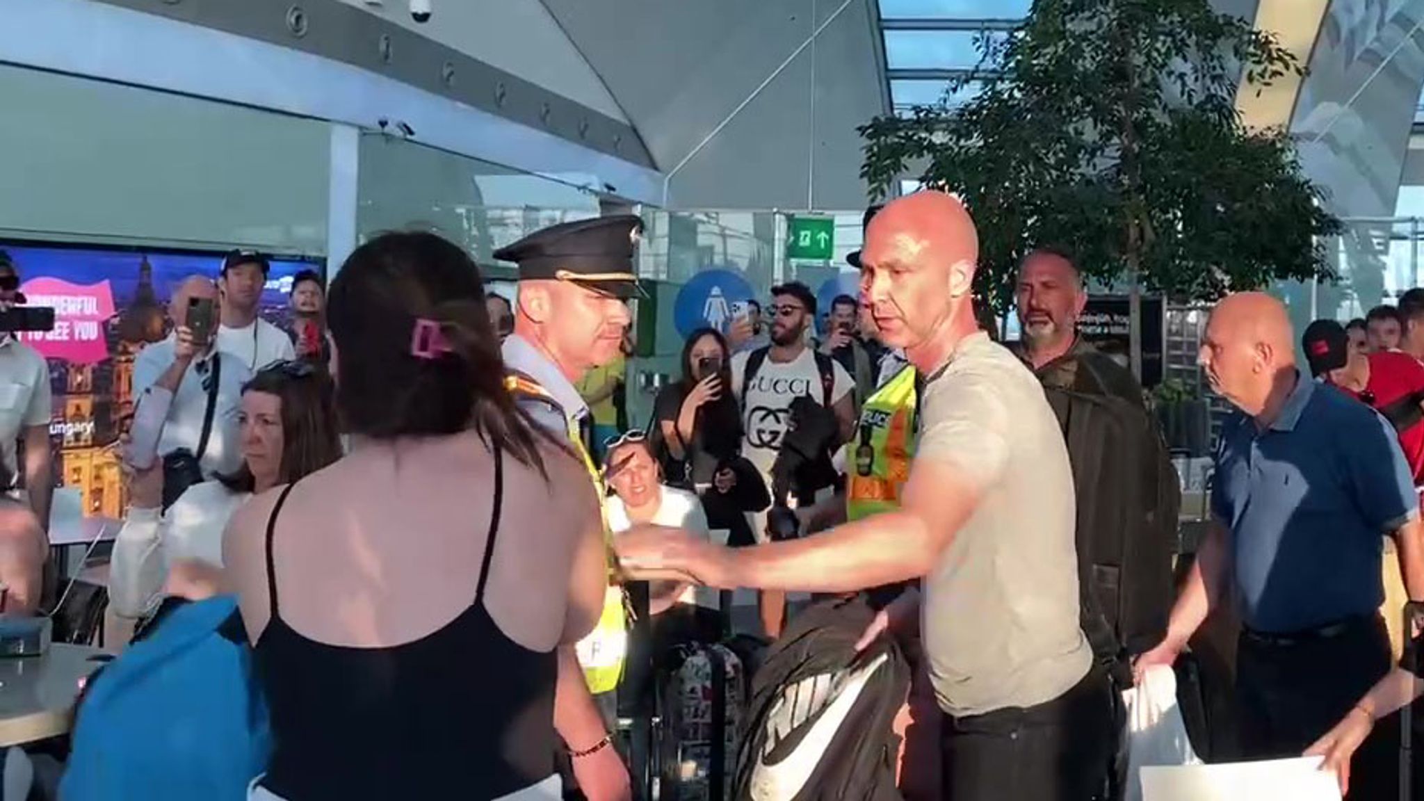 UEFA cân nhắc đình chỉ trọng tài Anthony Taylor - Ảnh 2