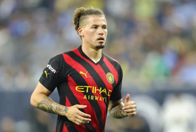 Bị ch&ecirc; ăn hại, sao Man City vẫn nằng nặc đ&ograve;i ở lại Etihad - Ảnh 2