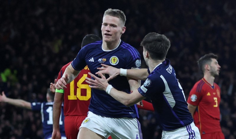 Man United chốt tương lai của t&agrave;i năng 