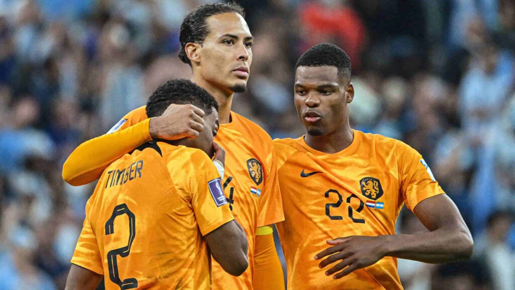 Biểu tượng của b&oacute;ng đ&aacute; H&agrave; Lan l&ecirc;n tiếng ch&ecirc; bai Van Dijk thậm tệ - Ảnh 2