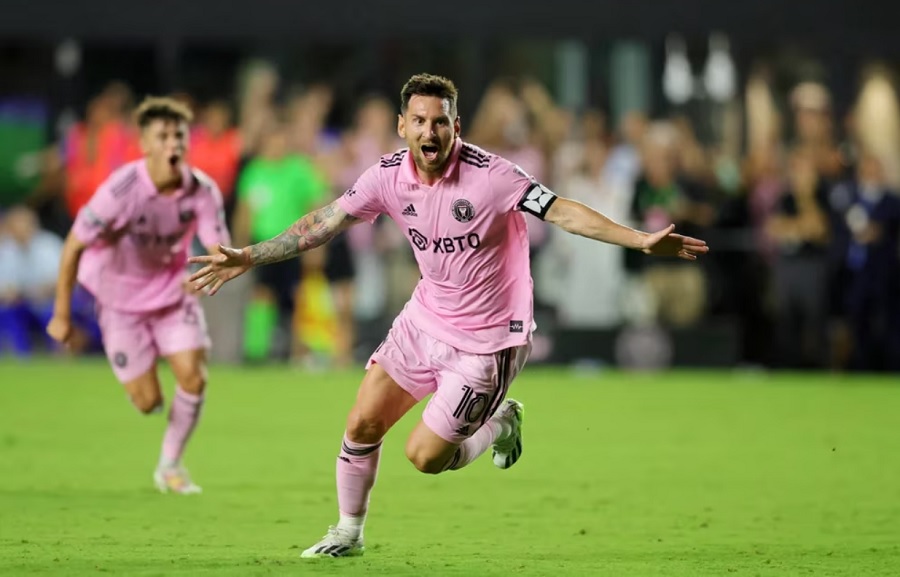 Messi lập si&ecirc;u phẩm gi&uacute;p Miami thắng ph&uacute;t ch&oacute;t ngay trận ra mắt - Ảnh 1