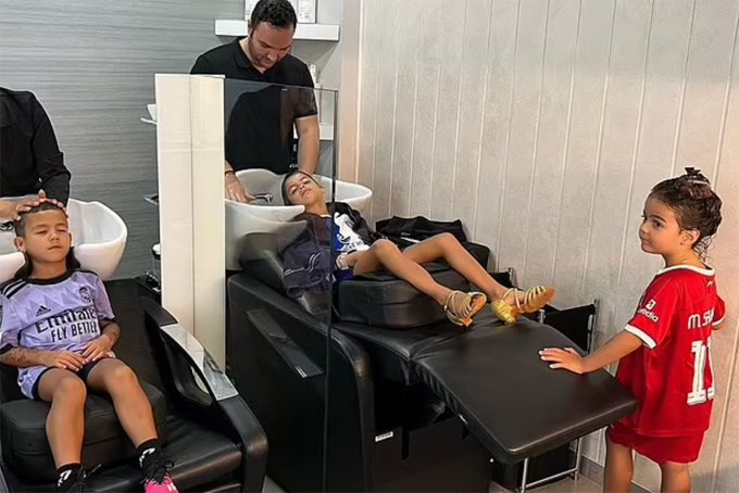 CĐV M.U bức x&uacute;c, ch&ecirc; Ronaldo thiếu t&ocirc;n trọng đội b&oacute;ng cũ - Ảnh 1