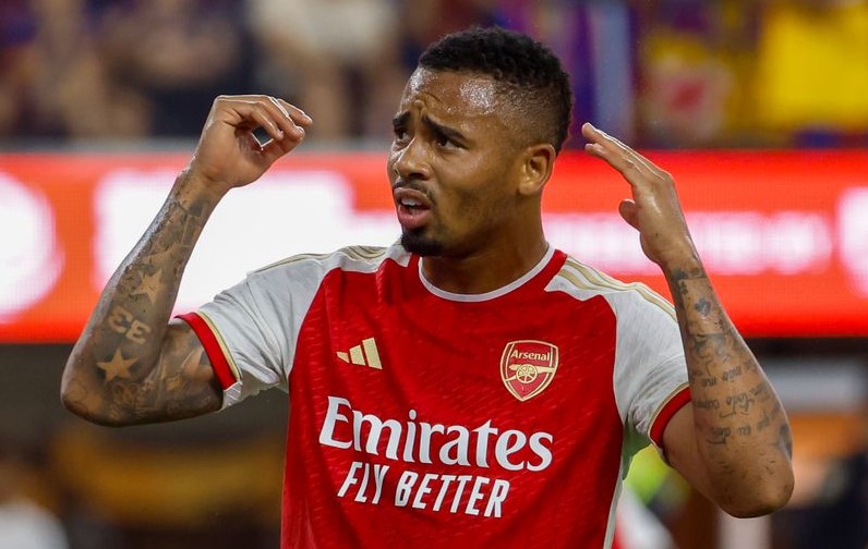 V&ocirc; địch Emirates Cup, Arsenal phải 