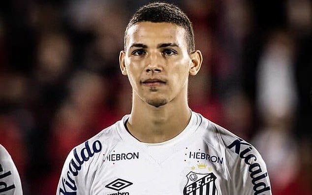 Chelsea chi hơn 500 tỷ, đ&oacute;n trung phong 18 tuổi cao gần 1m9 - Ảnh 1