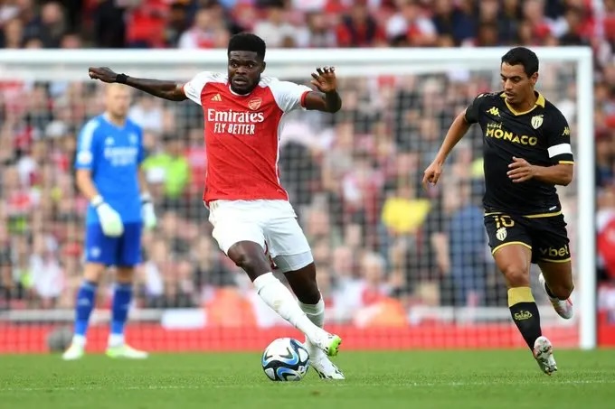 Arsenal chốt gi&aacute; 