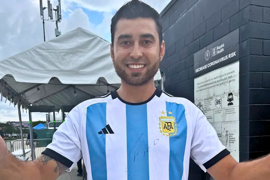 Nhân viên của sân vận động bị đuổi việc vì mải