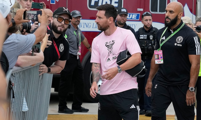 Nhân viên của sân vận động bị đuổi việc vì mải