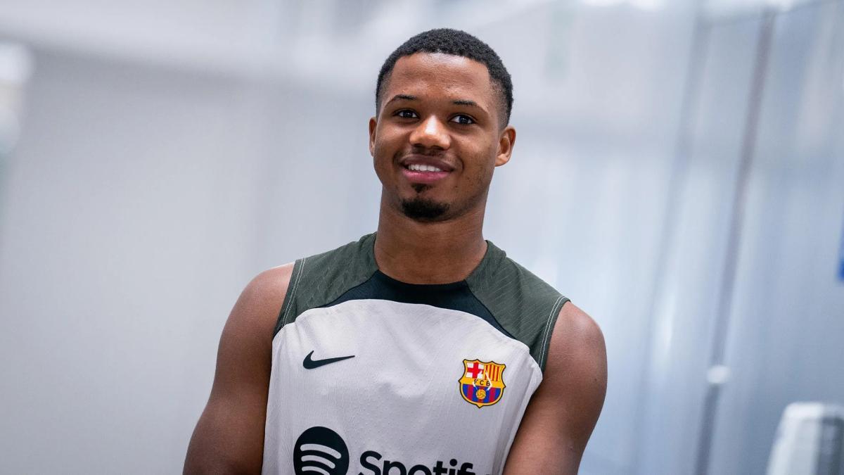 Arsenal ch&iacute;nh thức hỏi mua 