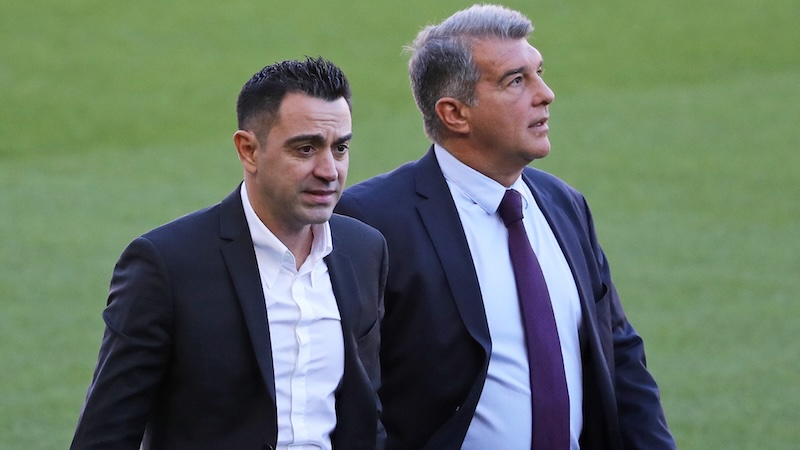 Xavi m&acirc;u thuẫn với Laporta v&igrave; 