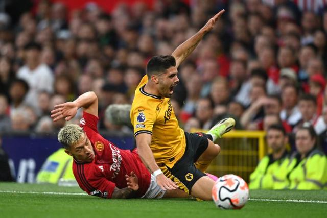 Trụ cột hàng thủ báo tin dữ khiến HLV Ten Hag