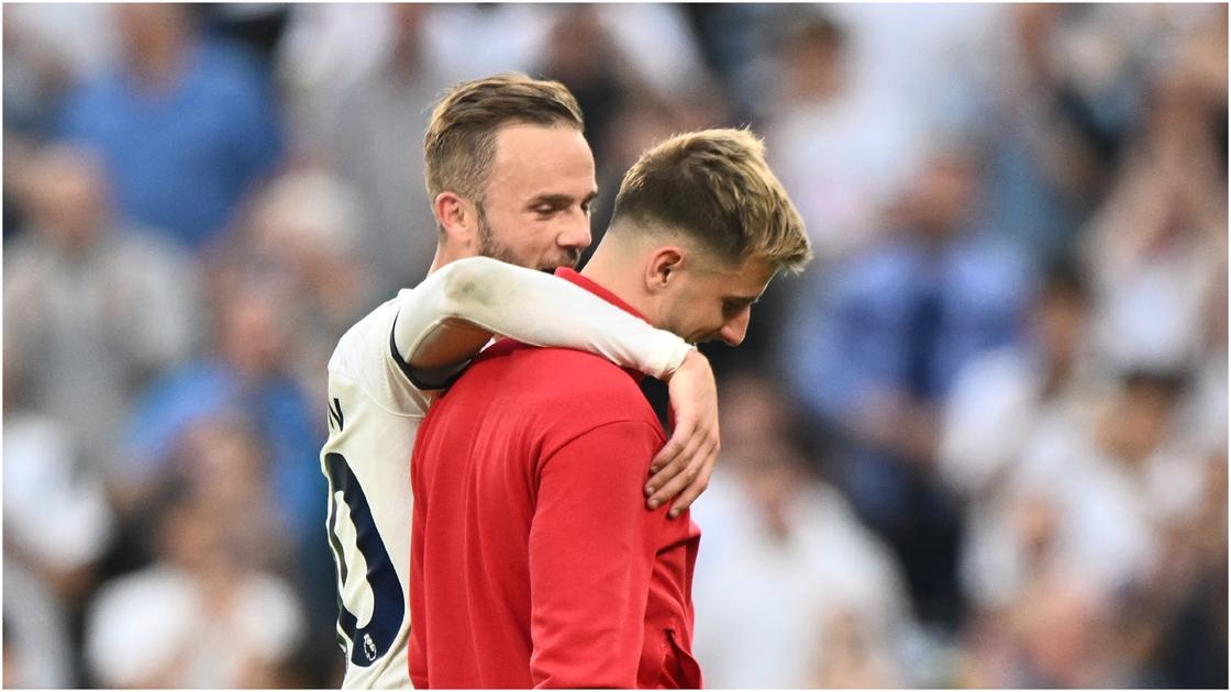 “Mất hút” trên sân, sao M.U làm CĐV phẫn nộ khi cười đùa với đối thủ - Ảnh 2