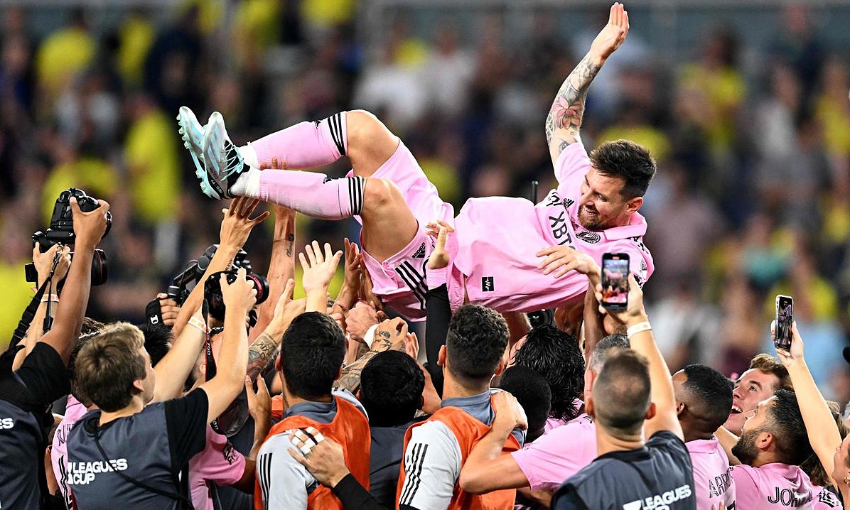 Messi c&oacute; h&agrave;nh động đặc biệt khi trao c&uacute;p khiến CĐV th&aacute;n phục - Ảnh 2