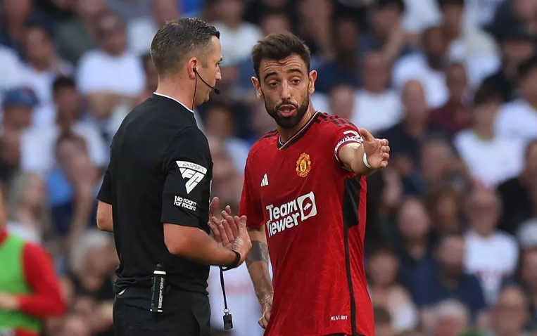 Mỉa mai trọng t&agrave;i, trụ cột Quỷ Đỏ bị cấm thi đấu với Arsenal? - Ảnh 1