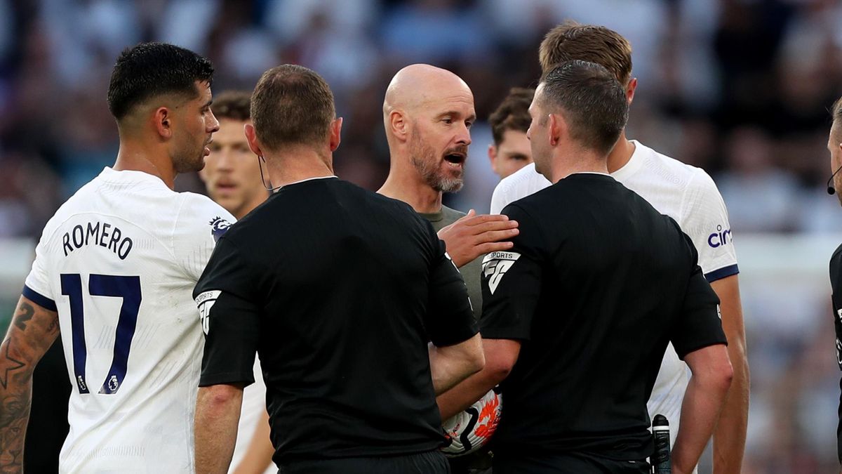 Mỉa mai trọng t&agrave;i, trụ cột Quỷ Đỏ bị cấm thi đấu với Arsenal? - Ảnh 3