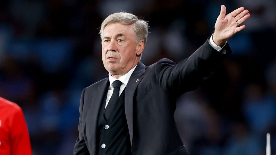 Ancelotti đ&aacute; lộn c&aacute;i b&agrave;n v&igrave; pha xử l&yacute; 