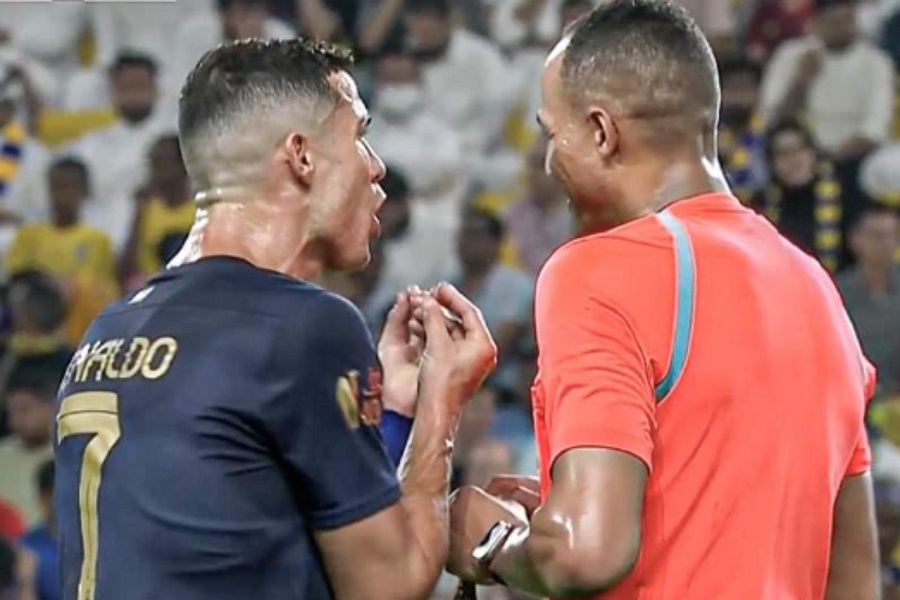 Ronaldo nổi điên ngay trên sân, quát thẳng mặt trọng tài - Ảnh 1