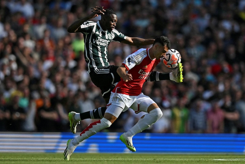 9 lần ph&aacute; b&oacute;ng, 5 lần tắc b&oacute;ng, sao M.U 