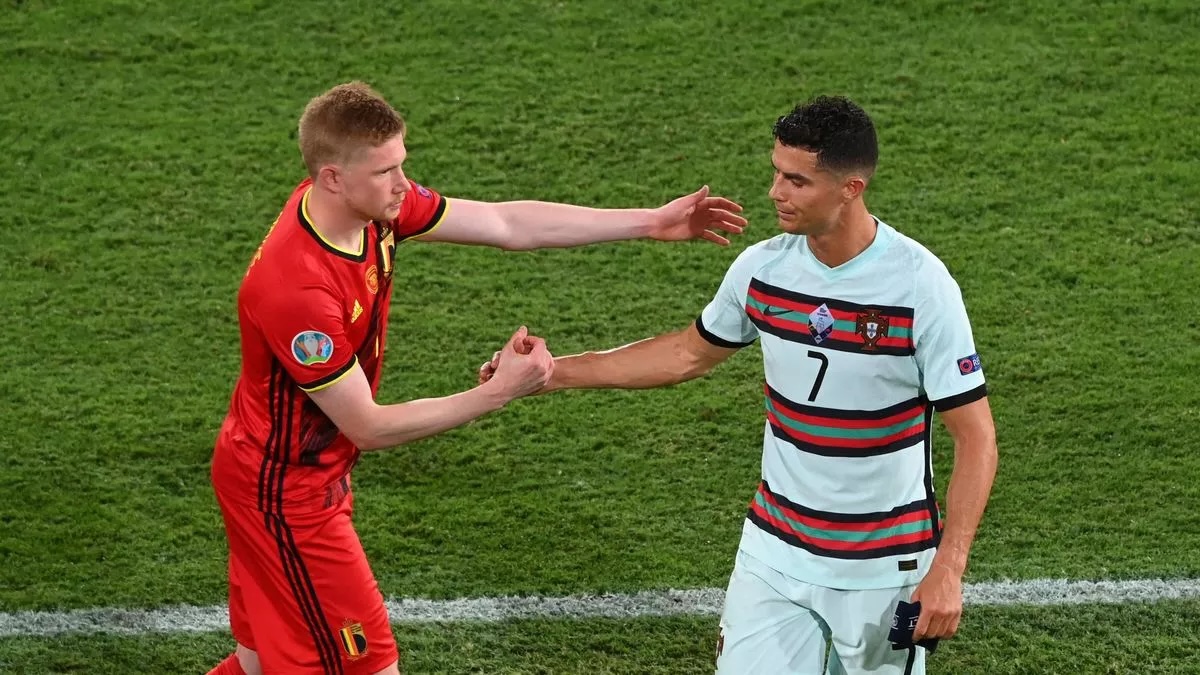 Giữa Ronaldo v&agrave; Messi, De Bruyne chọn l&agrave;m đồng đội của ai? - Ảnh 1